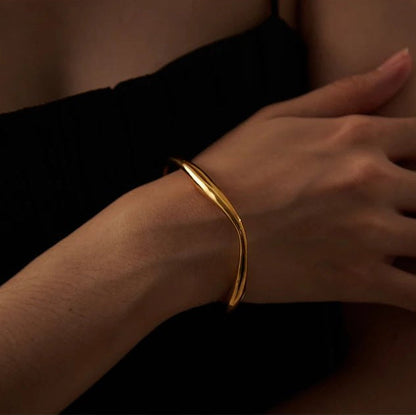 bracelet-jonc-minimalisme-dore-raffine-acier