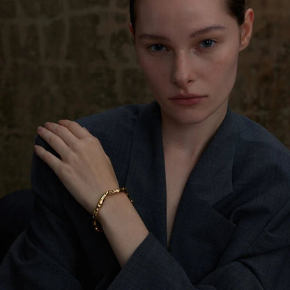 bracelet-jonc-style-minimaliste-martele-dore