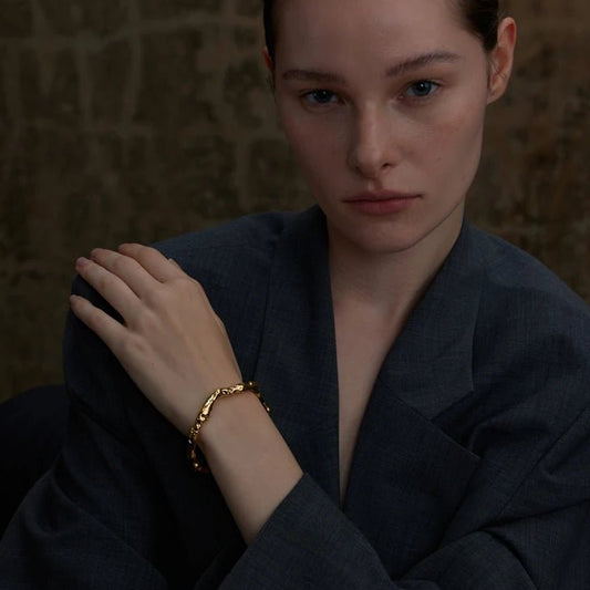 bracelet-jonc-style-minimaliste-martele-dore