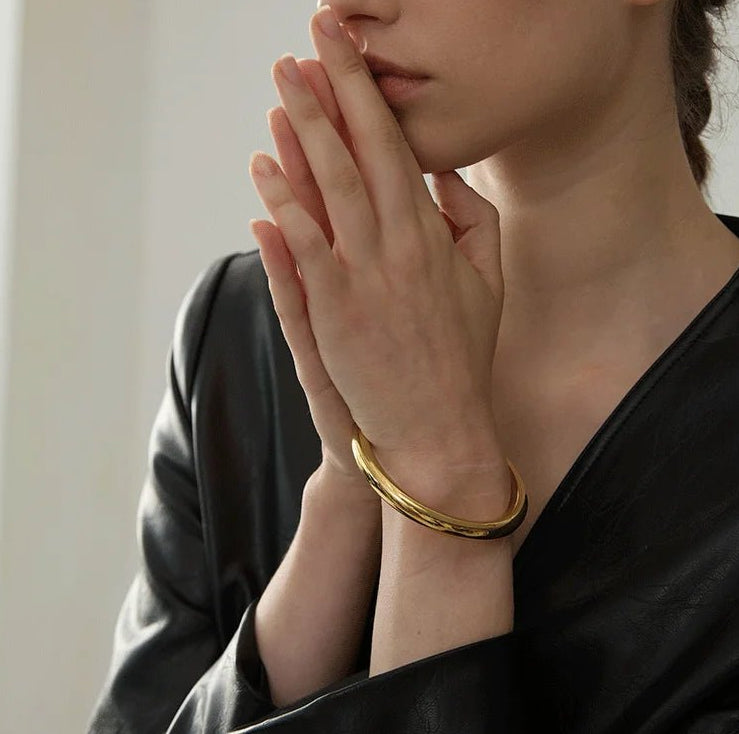 bracelet-jonc-torsion-minimaliste-en-acier-argent-femme