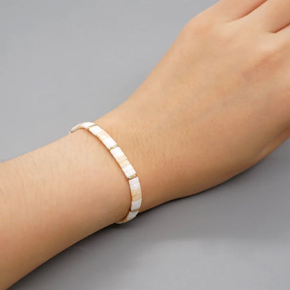 bracelet-perle-en-verre-blanc-main