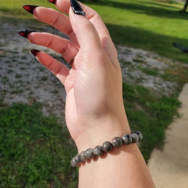 bracelet-pierre-naturelle-yooperlite-main-femme