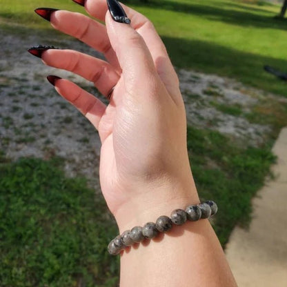 bracelet-pierre-naturelle-yooperlite-main-femme