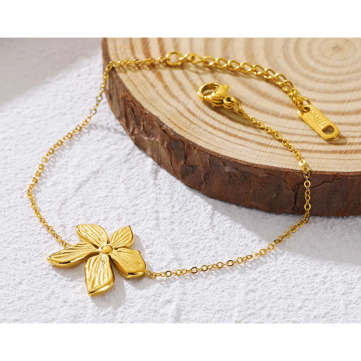 bracelet-plaqué-or-délicatesse-florale-ajustable