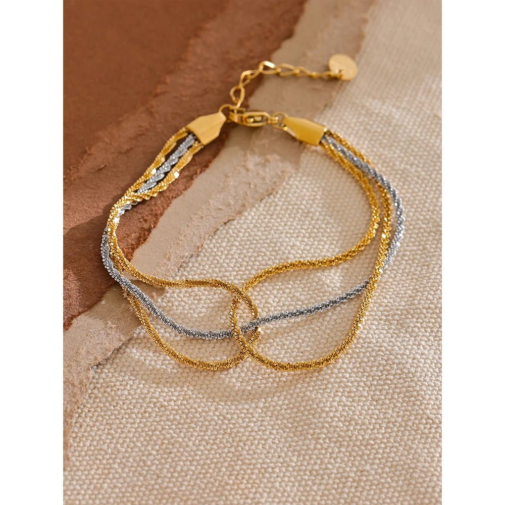 bracelet-plaque-or-femme-superposition-elegante-pour-un-eclat-quotidien-mixte