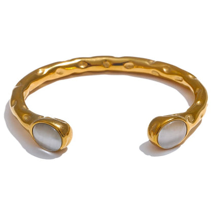 Femme parisienne portant un bracelet tendance du moment dans la rue