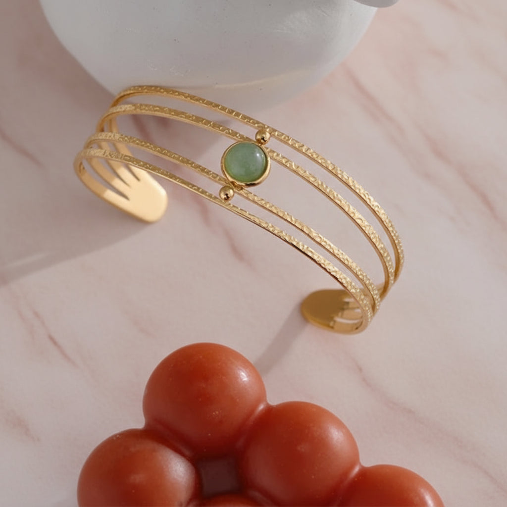 bracelet tendance du moment parfait pour un look parisien discret mais raffiné 