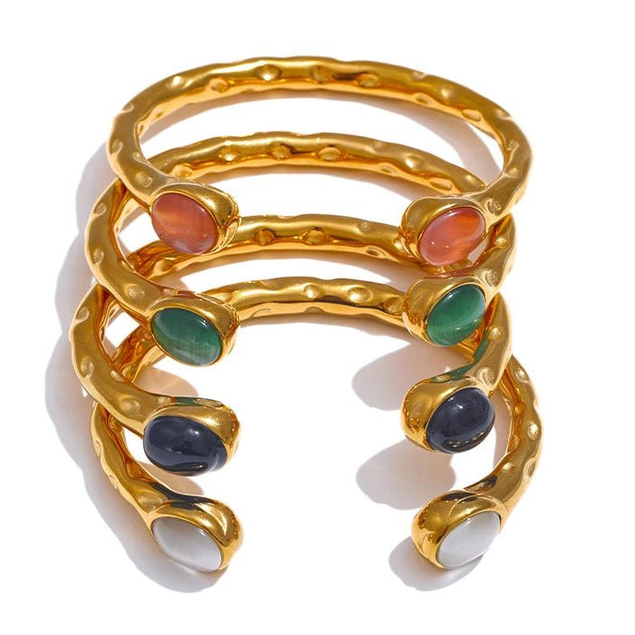 Mélange de bracelet tendance du moment empilés au poignet