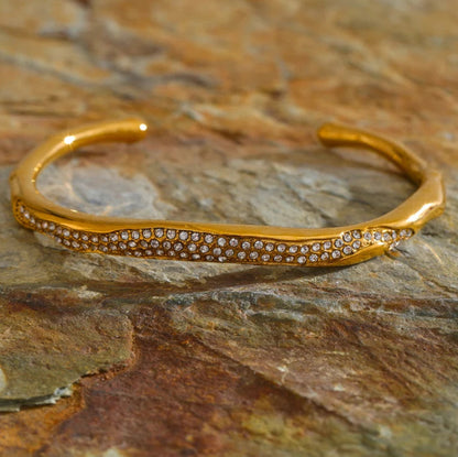 ce bracelet tendance femme en acier inoxydable plaqué en or style jonc