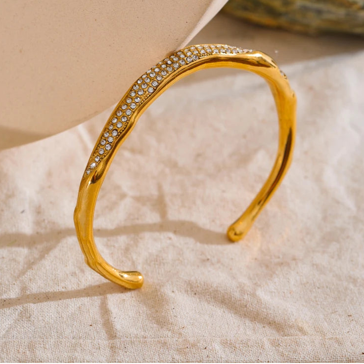 cette bracelet tendance femme sublime le poignet en acier inoxydable