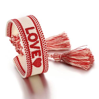 bracelet-tissé-love-rouge-main