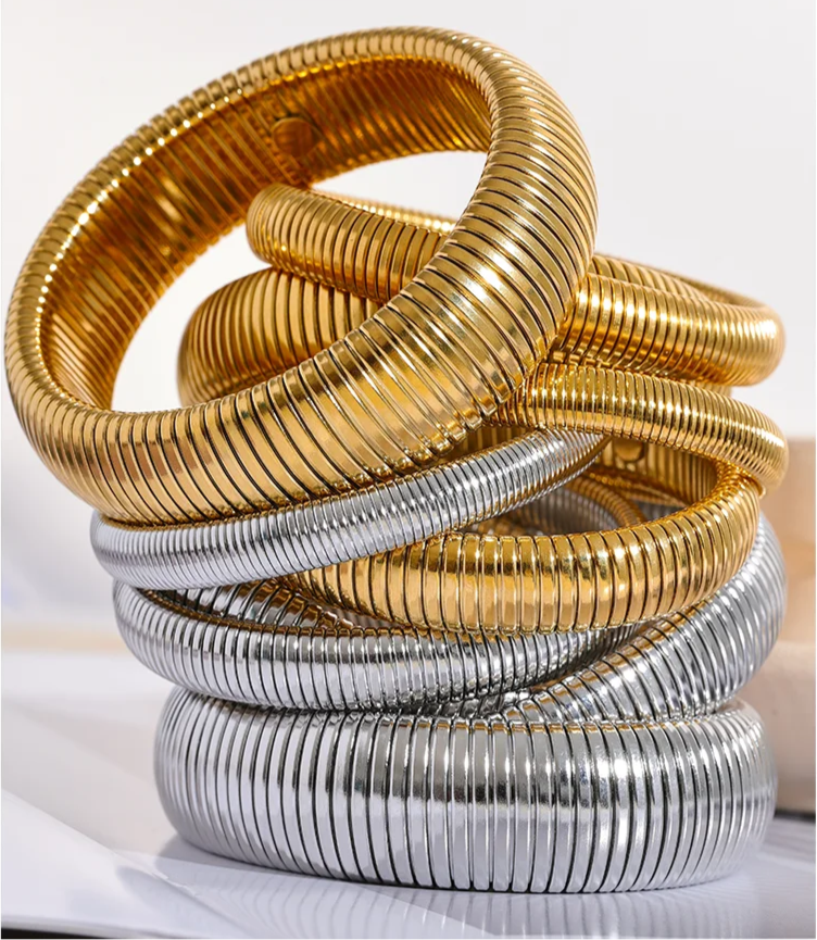 bracelets femme tendance en acier de differentes tailles en doré et argent