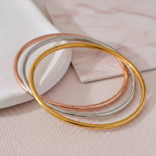 bracelets femmes tendance assortis à une tenue claire