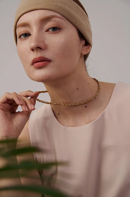 femme porte un collier acier inoxydable doré