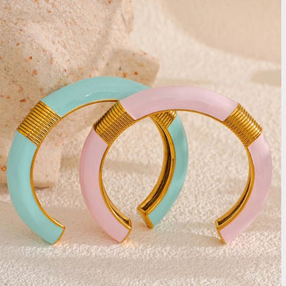 ce bracelet tendance femme est disponible en deux couleur rose ou bleu 