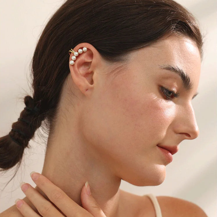 Ear cuff discret au style romantique, idéal pour les femmes qui cherchent à accessoiriser sans perçage  