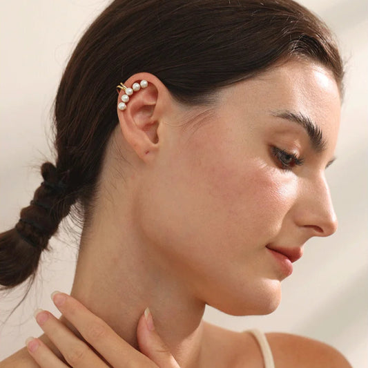 Ear cuff discret au style romantique, idéal pour les femmes qui cherchent à accessoiriser sans perçage  