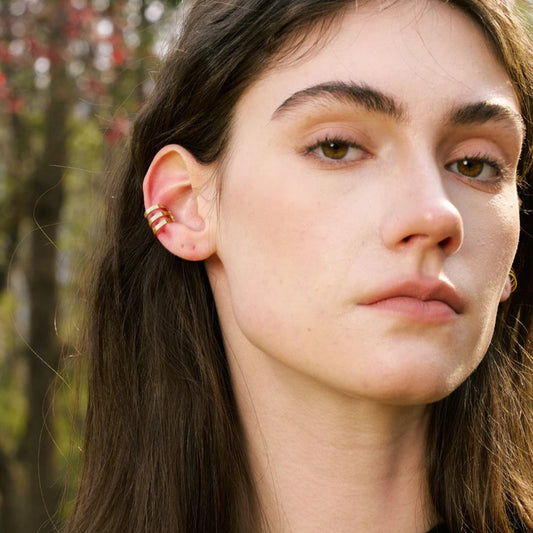Élégance minimaliste avec ce ear cuff double anneau  plaqué en or pvd