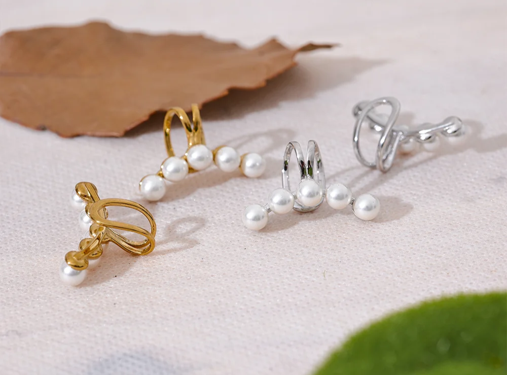 Élégance parisienne avec cet ear cuff raffiné en acier doré, parfait pour sublimer chaque mouvement 