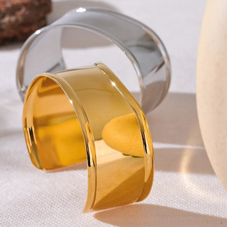 en acier inoxydable  de bracelet femme tendance est disponible en deux couleurs doré et argent