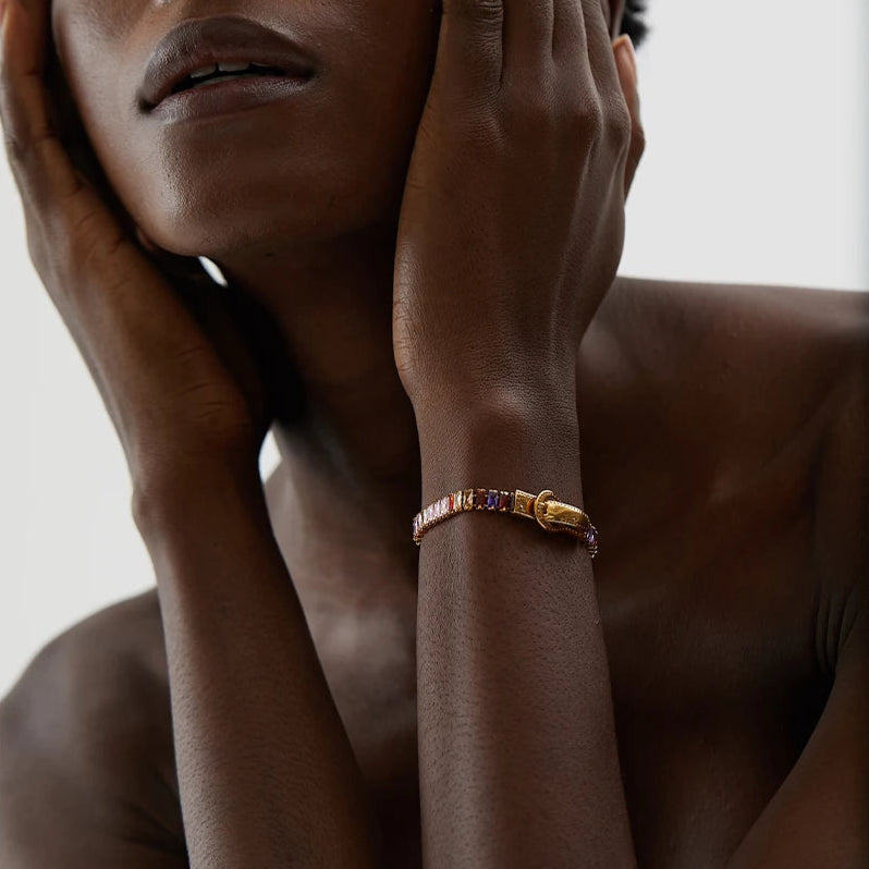 femme adore notre bracelet femme tendance en acier plaqué en or