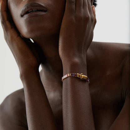 femme adore notre bracelet femme tendance en acier plaqué en or