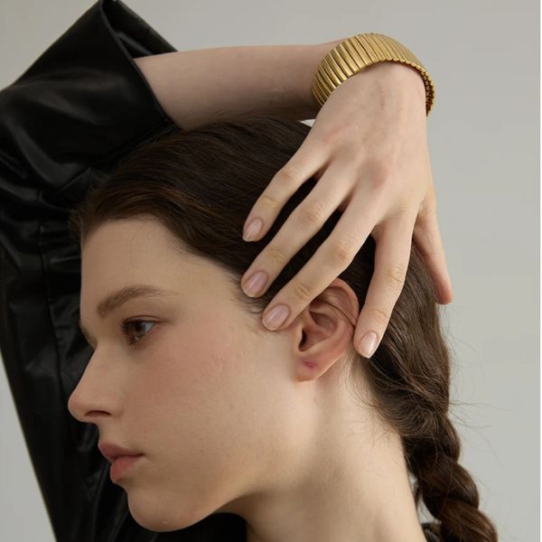 femme porte un bracelet femme tendance plaqué en or 18K