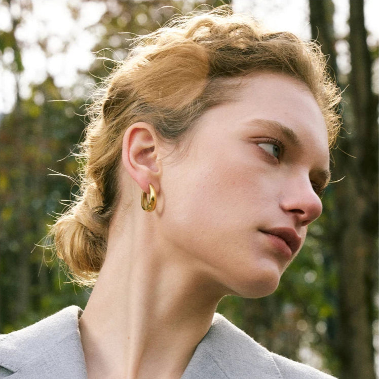 femme porte notre boucle d'oreille acier inoxydable doré plaqué en or