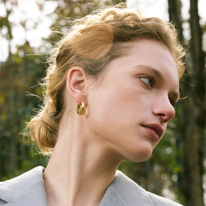 femme porte notre boucle d'oreille acier inoxydable doré plaqué en or