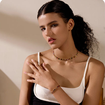 femme porte un bracelet femme tendance en acier doré et coloré