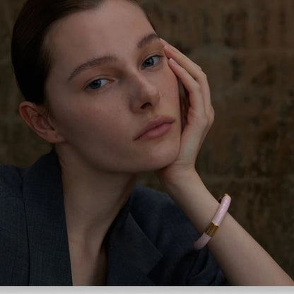 femme met bracelet tendance femme de couleur rose en acier inoxydable plaqué en or