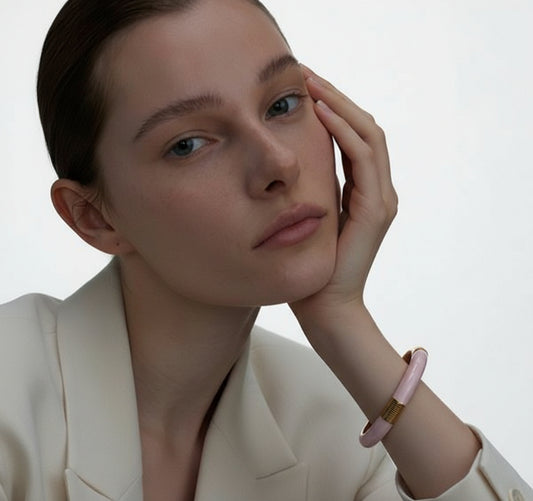 femme met bracelet tendance femme de couleur rose en acier inoxydable plaqué en or