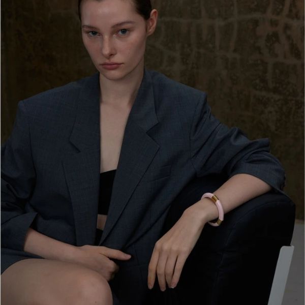 femme chic porte notre bracelet tendance femme de couleur rose en acier inoxydable