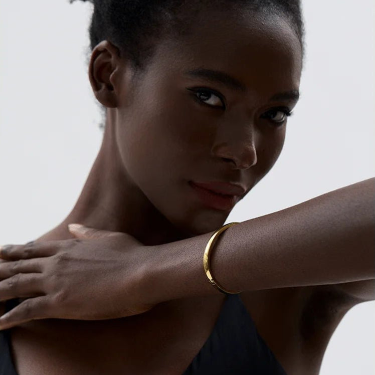 elle porte des bracelets joncs femme purement acier inoxydable en doré