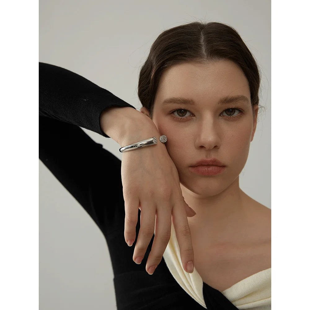 jonc-argent-design-ouvert-et-brillance