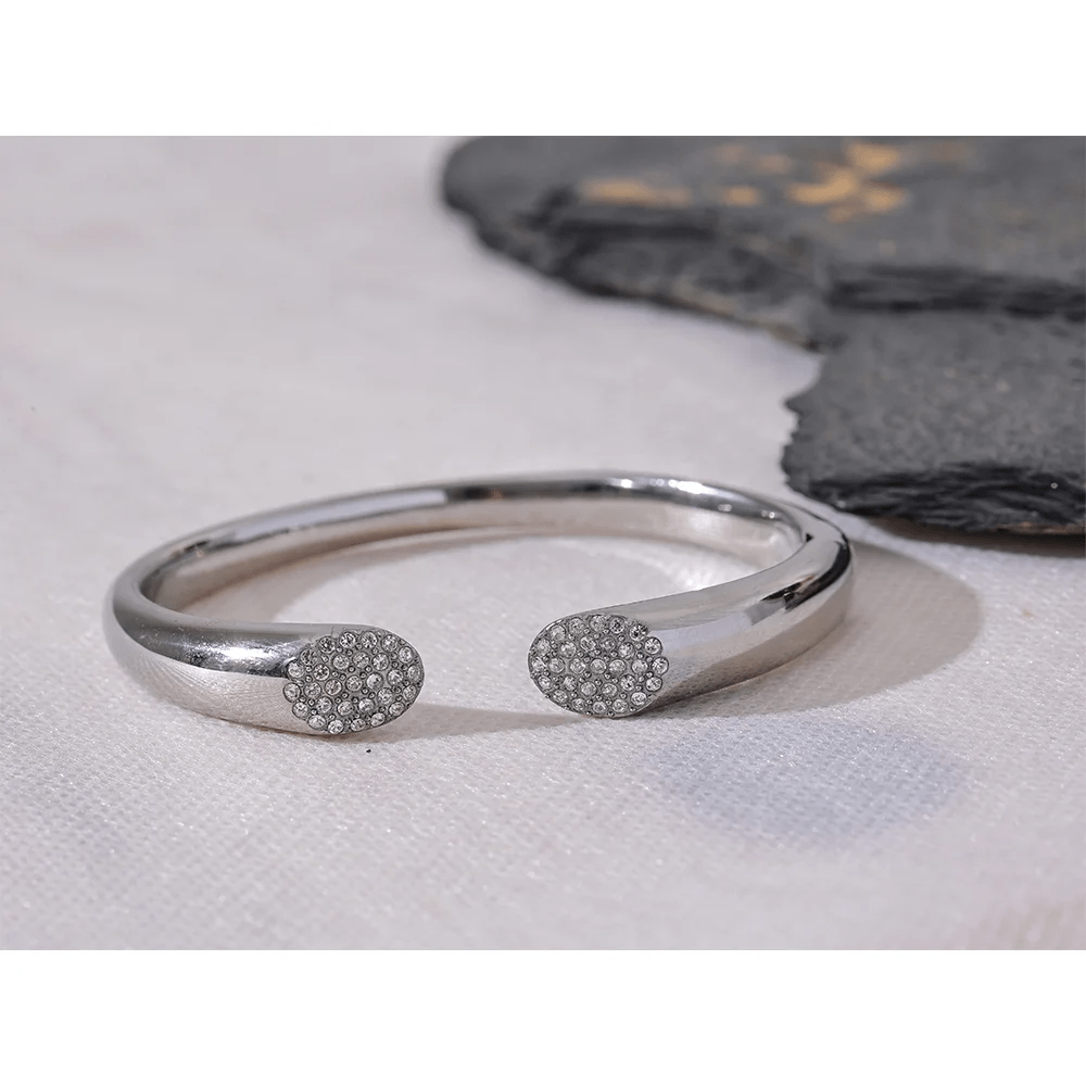 jonc-argent-design-ouvert-et-brillance-subtile