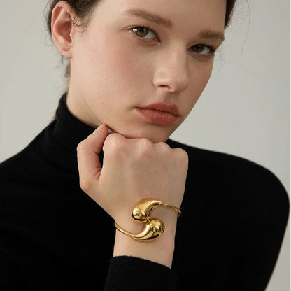 femme porte notre bracelet femme tendance original en acier plaqué en or