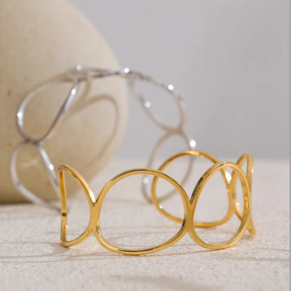 Confort et brillance réunis dans ce bracelet femme tendance plaqué or