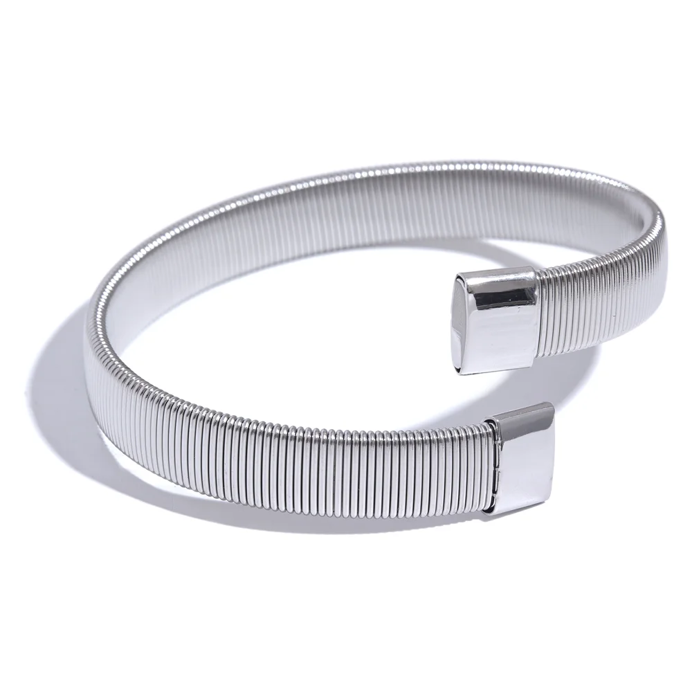 en argent platine ce bracelet femme tendance est plaqué PVD